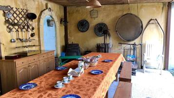 Room, 1 Bedroom | Dining