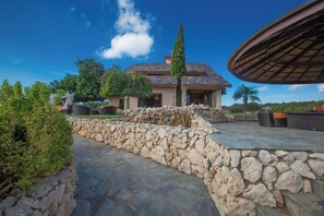 Vila, 4 quartos, piscina particular, vista para o jardim | Terraço/pátio