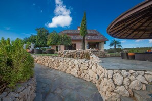 Villa, 4 chambres, piscine privée, vue jardin | Extérieur