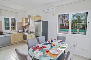 Villa, 3 Bedrooms, Private Pool, Garden View | Dining