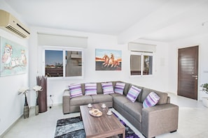 Villa, 3 Bedrooms, Private Pool, Garden View | Living area