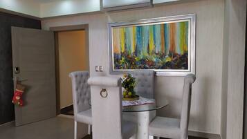 Apartment, 1 Bedroom, Accessible, Smoking | Dining