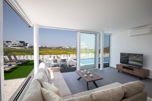 Villa, 3 Bedrooms, Private Pool, Garden View | Living area