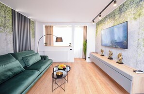 Apartment, 1 Bedroom, Accessible, City View | Living area