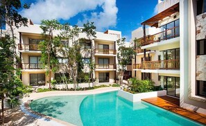 Departamento, 2 habitaciones, balcón | Alberca | Alberca al aire libre 