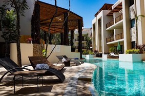 Departamento, 2 habitaciones, balcón | Alberca | Alberca al aire libre 