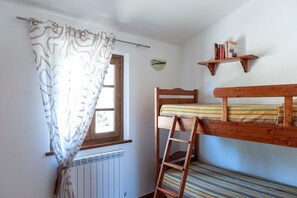 2 bedrooms, laptop workspace, iron/ironing board, free WiFi
