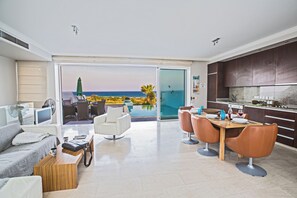 Villa, 5 habitaciones, alberca privada, vista al jardín | Área de sala de estar