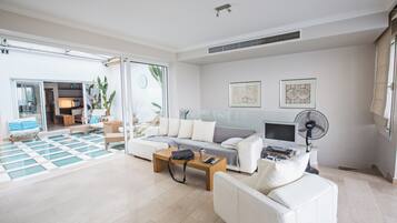 Villa, 5 Bedrooms, Private Pool, Garden View | Living area
