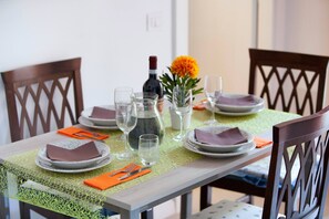 Apartment, 3 Schlafzimmer, barrierefrei, Balkon | Speisen