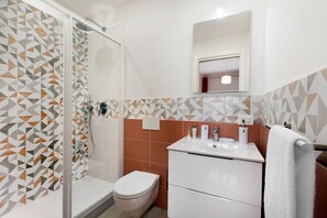 Apartment, 3 Schlafzimmer, barrierefrei, Balkon | Badezimmer