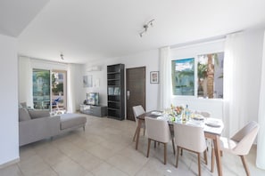 Bungalow, 4 Bedrooms, Private Pool, Garden View | Interior