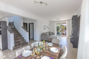 Bungalow, 4 Schlafzimmer, eigener Pool, Gartenblick | Wohnbereich
