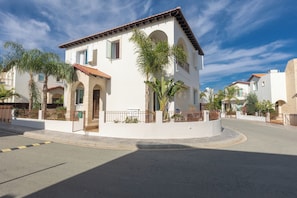 Bungalow, 4 Bedrooms, Private Pool, Garden View | Front of property