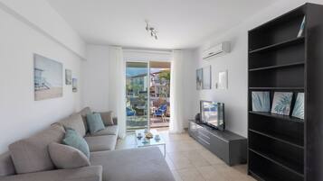 Bungalow, 4 Bedrooms, Private Pool, Garden View | Living area