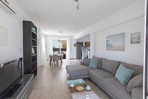 Bungalow, 4 Bedrooms, Private Pool, Garden View | Living area
