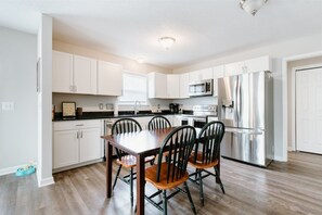 House (Carver St, 100) | Exterior