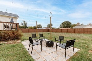 House (Carver St, 100) | Exterior