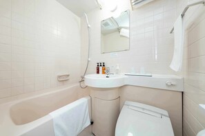 Kombinert dusj/badekar, hårføner, tøfler og bidé