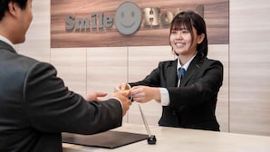 Una recepción con un cartel que dice 'Smile Hotel'.