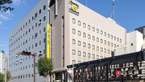 Un hotel de diseño moderno, con un llamativo letrero que dice 'Smile Hotel'.