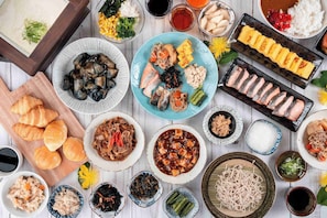 Daily buffet breakfast (JPY 1000 per person)
