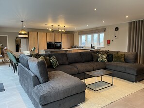 TV - Lindum Barn, Ashlin Farm Barns (Lincoln)