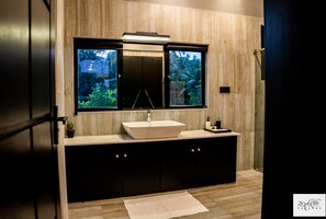 Shower, rainfall showerhead, hair dryer, slippers - Karawwa Luxury Villas  (Hikkaduwa)