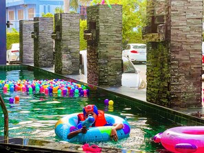 Outdoor pool - The Proud Exclusive Hotel (Nakhon Pathom)