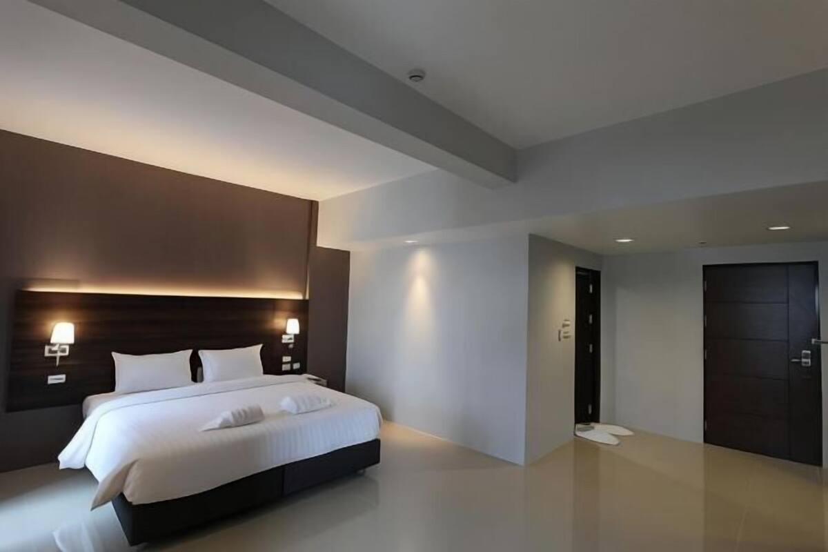 Desk, WiFi (free), bed sheets