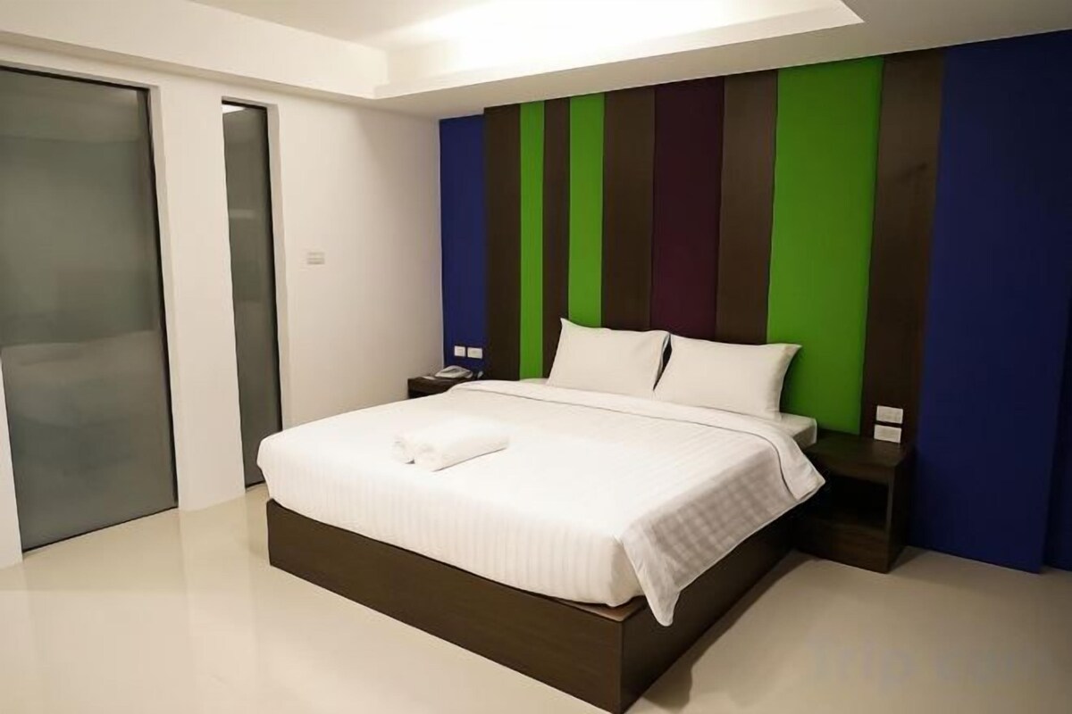 Desk, WiFi (free), bed sheets