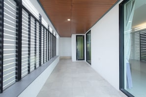 Suite Room | Desk, free WiFi, bed sheets