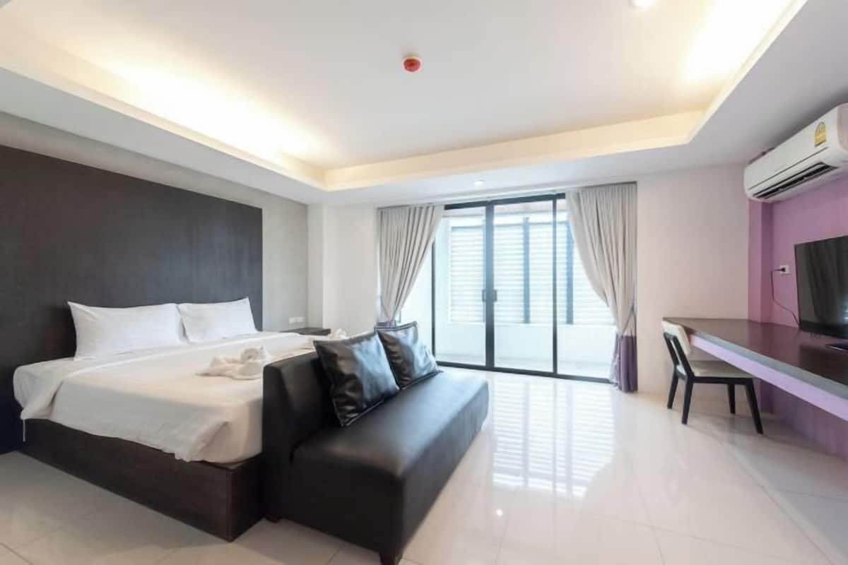 Desk, WiFi (free), bed sheets
