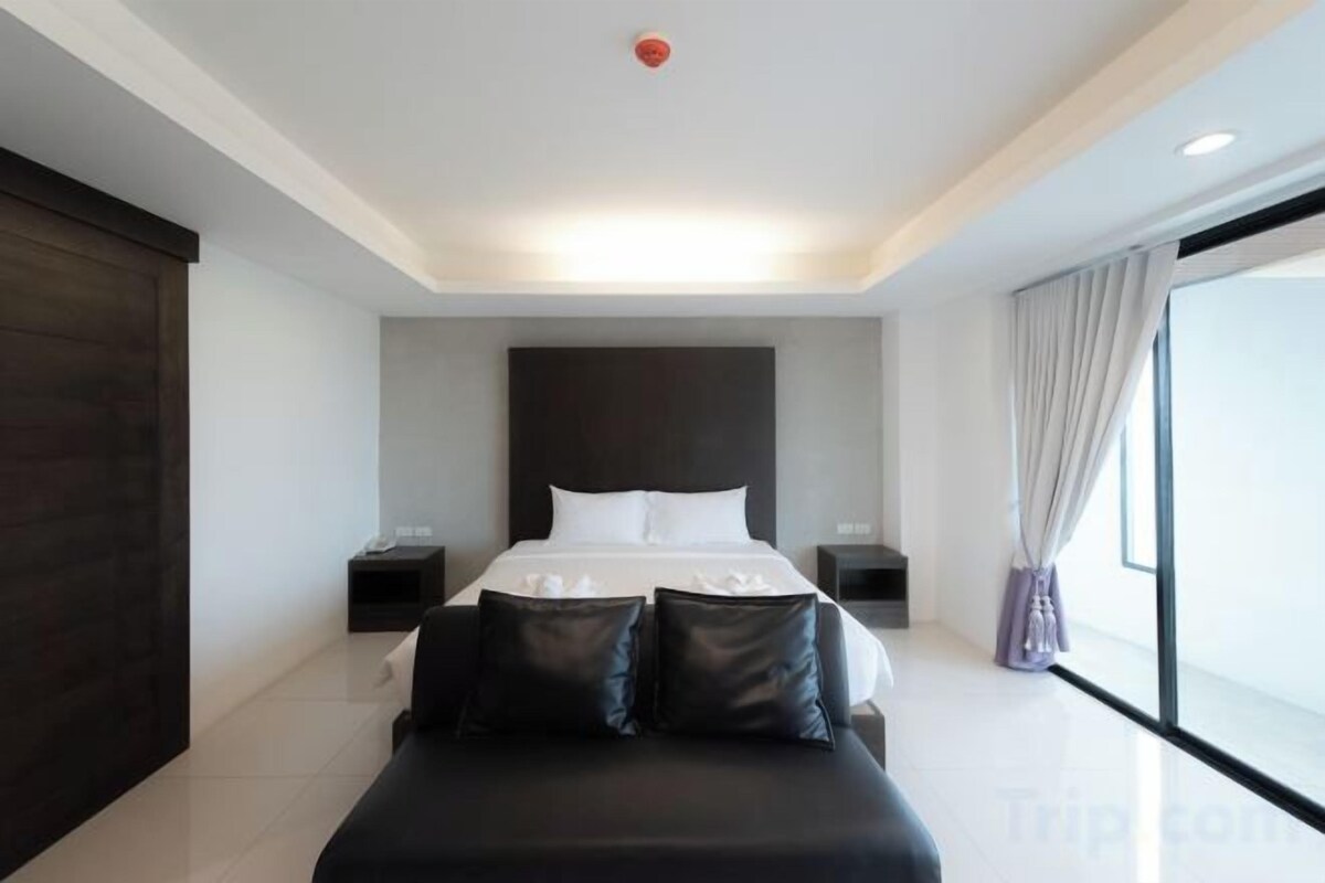 Desk, WiFi (free), bed sheets