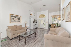 TV, console per videogiochi, libri