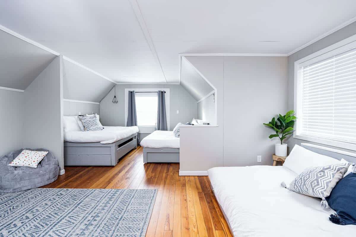 4 bedrooms, travel crib, WiFi, bed sheets