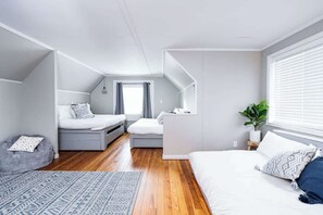 4 bedrooms, travel cot, WiFi, bed sheets - Downtown Delight I 4 BR & 2 BA I Sleeps 16 (Lansing)