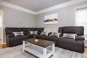 TV - Downtown Delight I 4 BR & 2 BA I Sleeps 16 (Lansing)