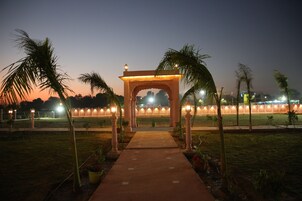 住宿正面 - 傍晚/夜晚