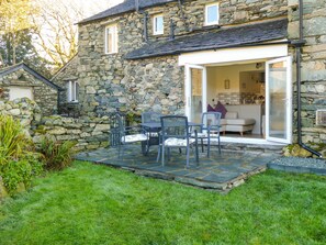 Outdoor dining - Riverside Cottage  - Duddon Valley (Dog-friendly) (Seathwaite)
