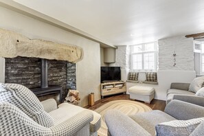 TV, fireplace - The Mustard Pot -  Kirkby Lonsdale Town Centre (Kirkby Lonsdale)