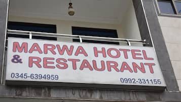 Indicador del Hotel i Restaurant Marwa amb números de contacte.
