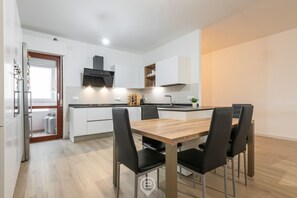 Réfrigérateur, un four, surface de cuisson, lave-vaisselle