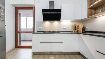 Frigorifero, forno, piano cottura, lavastoviglie