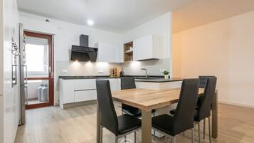 Fridge, oven, stovetop, dishwasher