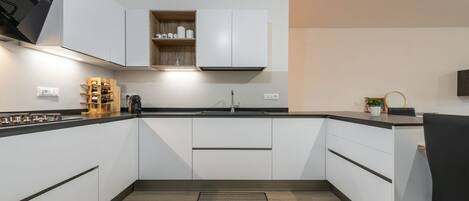 Kühlschrank, Ofen, Herdplatte, Geschirrspüler