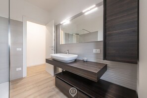 Shower, hair dryer, bidet, towels - Giulia's House (Oristano)