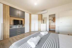 2 habitaciones, tabla de planchar con plancha, wifi y ropa de cama 