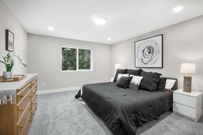 4 habitaciones, escritorio y tabla de planchar con plancha 