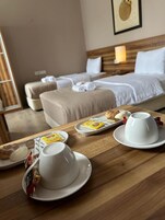 Habitación Confort con 2 camas individuales | Sábanas de algodón egipcio, ropa de cama de alta calidad, escritorio